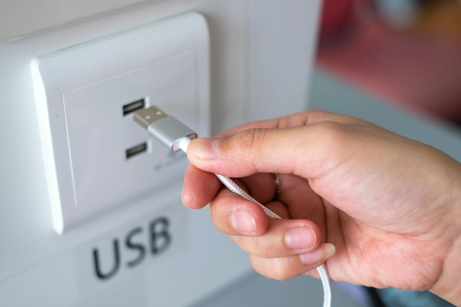 USB i veggen: Se opp for «juice jacking» når du lader telefonen i flyplassens USB-vegglader